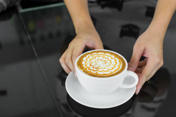 Искусство бариста и латте-искусство: Мастерство создания креативных рисунков на поверхности кофейных напитков.